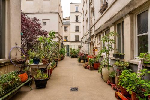 Bastille Voltaire with garden 3BD for 8 guests