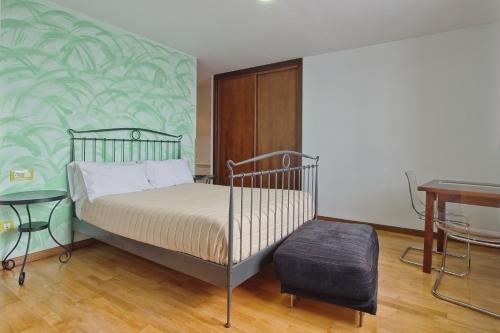 a bedroom with a bed with a green wall at Pensión Casa Felisa in Monforte de Lemos