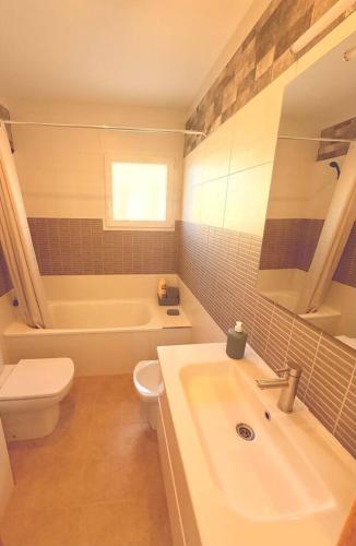 a bathroom with a sink and a toilet and a tub at Exclusivo Adosado Jalance in Jalance