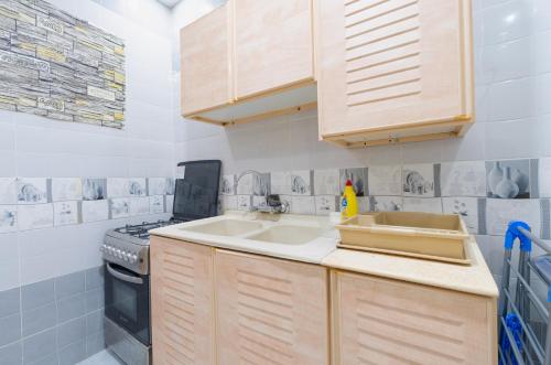 a kitchen with a sink and a stove at شقه الاطلال in Jeddah