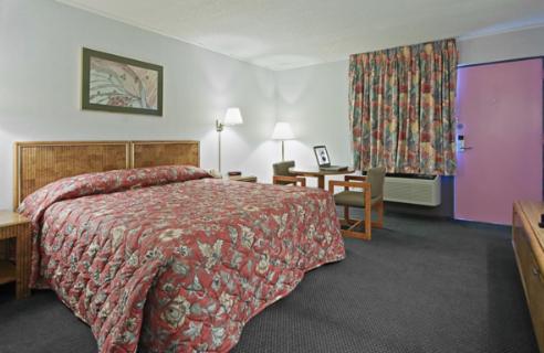ein Hotelzimmer mit einem Bett und einem Schreibtisch in der Unterkunft Americas Best Value Inn - Bishopville in Bishopville