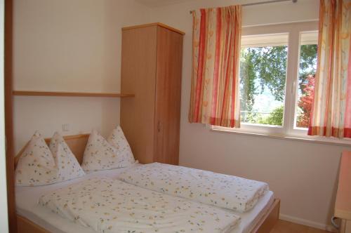 Un pat sau paturi într-o cameră la Appartementhaus Am Waalweg