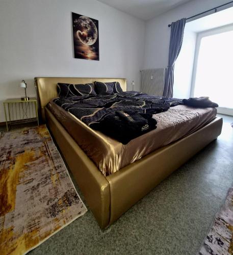 a bed in a bedroom with a gold bed frame at Henneberger Hof Goldstück in Münnerstadt