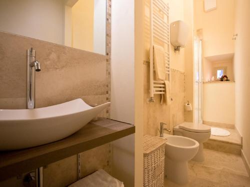 a bathroom with a sink and a toilet at La finestra sul Teatro in Cortona