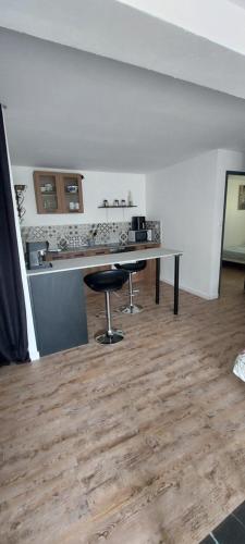 a room with a counter and a table with a stool at La cigala in Le Pradet