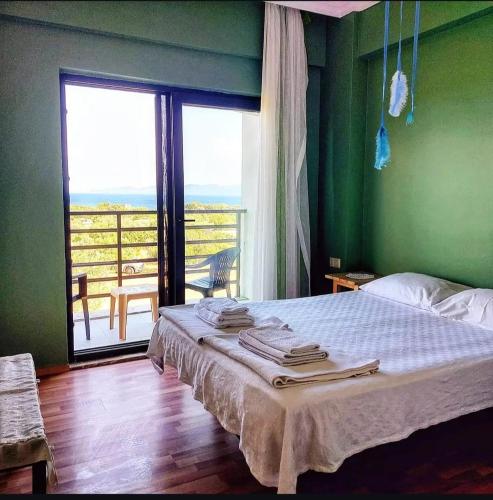 a bedroom with a bed with a view of a balcony at Mavi Kuş in Bektaş