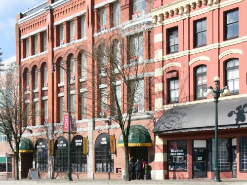 un gran edificio de ladrillo rojo en una calle de la ciudad en The Met Hotel, en New Westminster