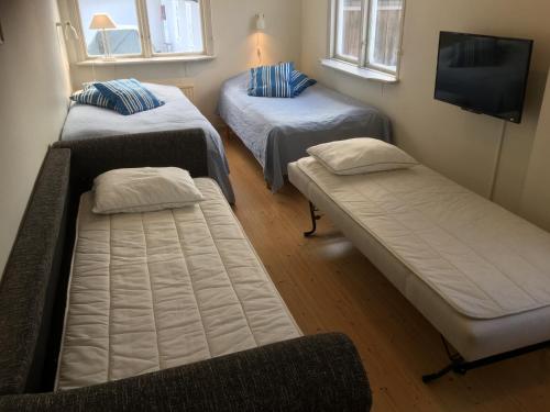 Un pat sau paturi într-o cameră la Lilla Skottek