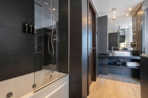 ein Badezimmer mit Dusche, Badewanne und Waschbecken in der Unterkunft Exe Moncloa in Madrid