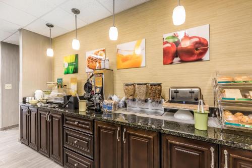 Una cocina o cocineta en Quality Inn Pleasant View