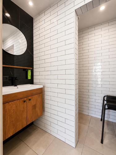 a bathroom with a sink and a mirror at Bospark Garderen in Garderen