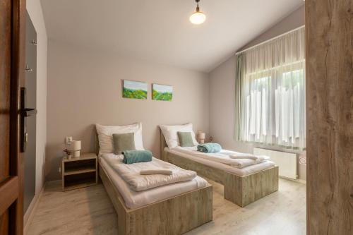 a room with two beds in a room at Kalabash Apartments in Sovata