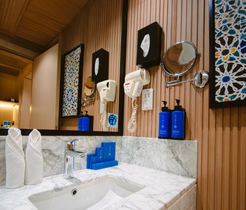 a bathroom with a sink and a mirror at Jiwar Al Madina Hotel in Medina