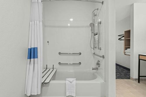 a bathroom with a bath tub with a shower at City Express by Marriott Mountain View - Sunnyvale in Mountain View