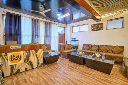 a living room with two tables and a couch at Itsy Hotels Twilight in Dalhousie