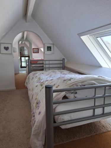 a bedroom with a bed in a attic at Singelachterhuis Roermond in Roermond