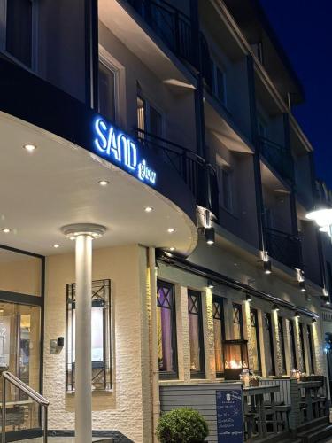 ein Schild für einen Salzladen vor einem Gebäude in der Unterkunft SANDglow in Husum