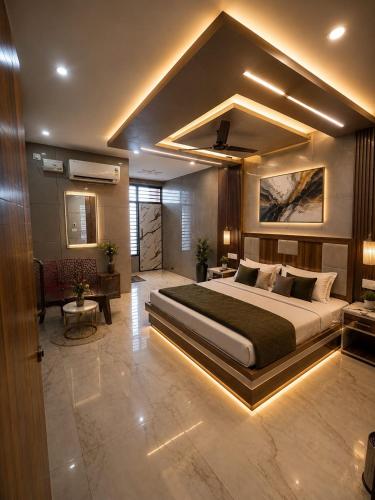 a bedroom with a large bed in a room at Pamma hotel in Anandpur Sāhib