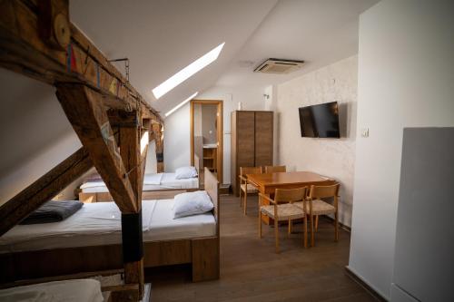 ein Zimmer mit zwei Etagenbetten und einem Tisch in der Unterkunft Privilege Room's by Central Park in Belgrad