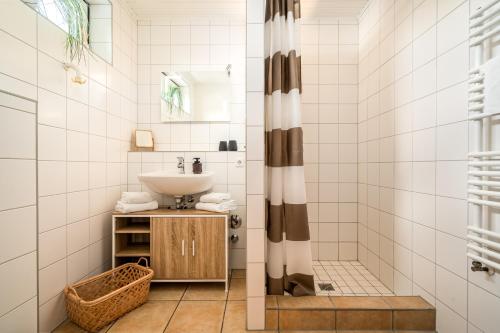 a bathroom with a sink and a shower at Blumenhaus mit Terrasse in Waren