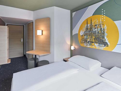 ein Schlafzimmer mit einem Bett und einem Gemälde an der Wand in der Unterkunft FlatDeCologne - Sommer in der Stadt- City Apartment Nähe DOM in Köln