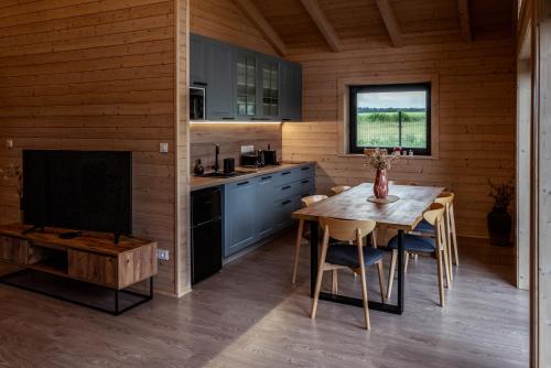 a kitchen with a table and a tv in a room at Zrub Lipa, Tatry, krb a súkromie in Mengusovce