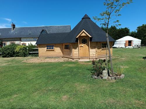 a log cabin in the yard of a house at Rando-Yourte in Paluel