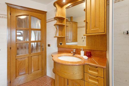 a bathroom with a sink and a mirror at Terrazza Valtellina in Grosio