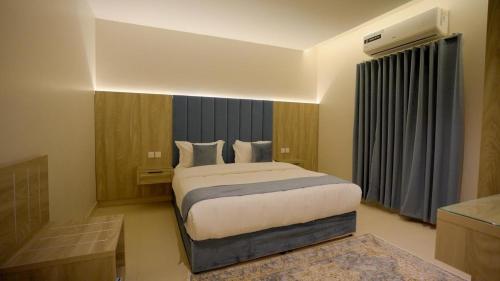 a bedroom with a large bed in a room at منتجع اغصان الشفا in Ash Shafa