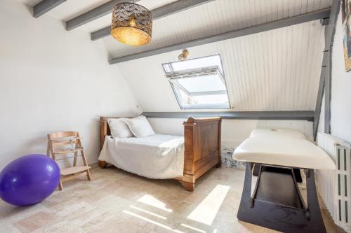 a bedroom with a bed and a purple balloon at La parenthèse Océane -Avec piscine in Concarneau