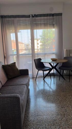 Entire apartment 200 meters from the blue metro line