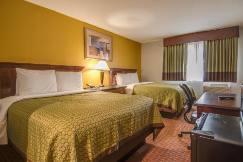 um quarto de hotel com duas camas e uma janela em Vagabond Inn Executive Hayward em Hayward