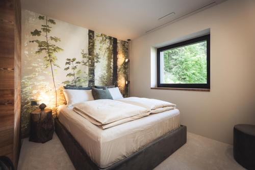 a bedroom with a large bed with a window at Chalet Tefiti in Romeno