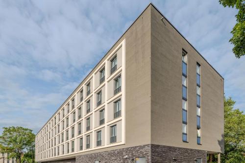 an office building with a triangular facade at Premier Inn Göttingen in Göttingen