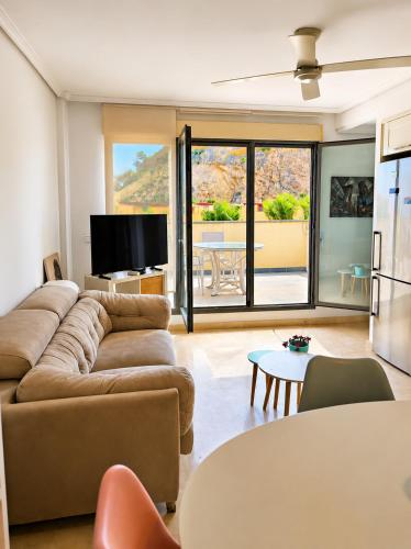 ÁTICO dúplex con 3 terrazas y vistas al MAR, CASTILLO y MONTAÑA, estancia mínima de 10 noches