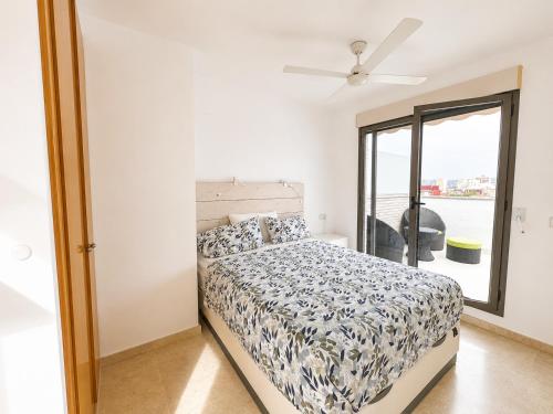 ÁTICO dúplex con 3 terrazas y vistas al MAR, CASTILLO y MONTAÑA, estancia mínima de 10 noches