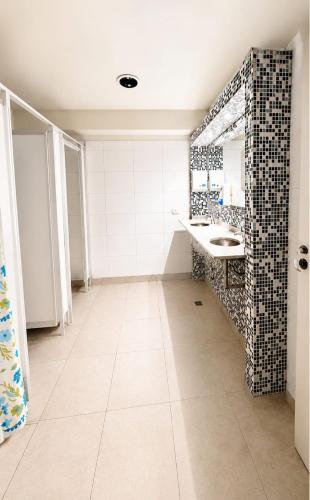 a bathroom with a sink and a mirror at Estudio Residencias in Buenos Aires