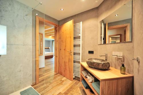 a bathroom with a sink and a mirror at Pension Garni Hochmoos in Lermoos