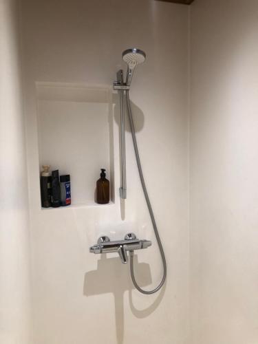 a shower on a wall in a bathroom at Rohu Külaliskorter vanalinnas in Kuressaare