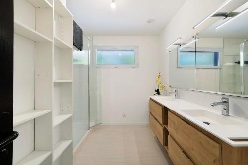 a bathroom with a sink and a mirror at Villa Alfaro in Saint-Cernin-de-Larche