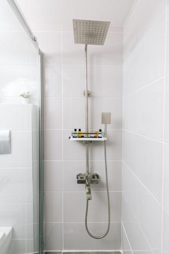 eine Dusche mit Duschkopf im Badezimmer in der Unterkunft Marble Hotel in Istanbul