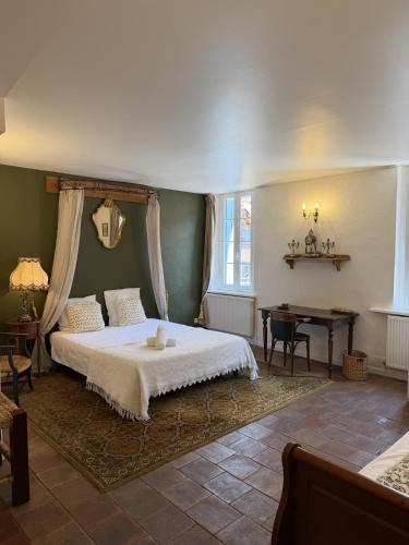 a bedroom with a bed and a table at Les florentines in Carcassonne