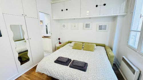 Bright flat near Marais & Chatlet