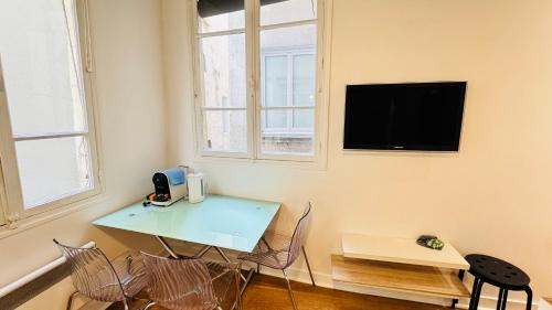 Bright flat near Marais & Chatlet