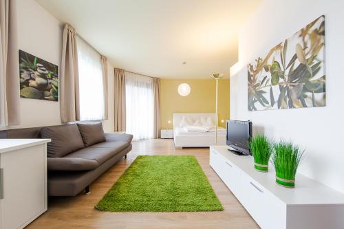 a living room with a couch and a television at Felderer Boutiquehotel in Caldaro