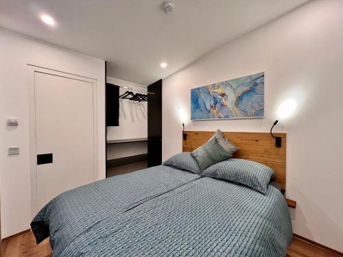a bedroom with a bed and a painting on the wall at Fewo im Taubenhaus in Bad Lausick