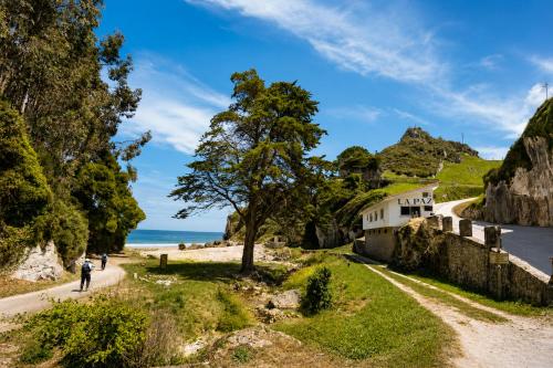 a house on the beach next to the ocean at Kampaoh Llanes in Vidiago