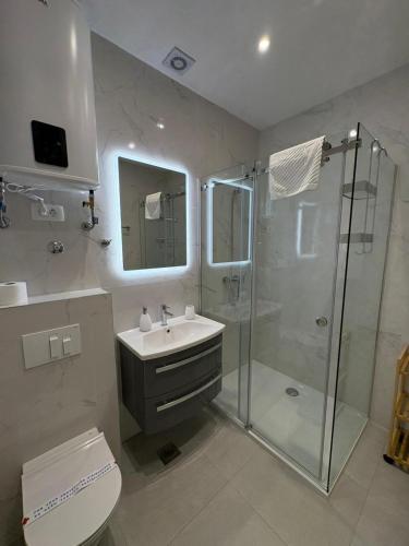 A1-apt w shared pool & balcony next to the beach