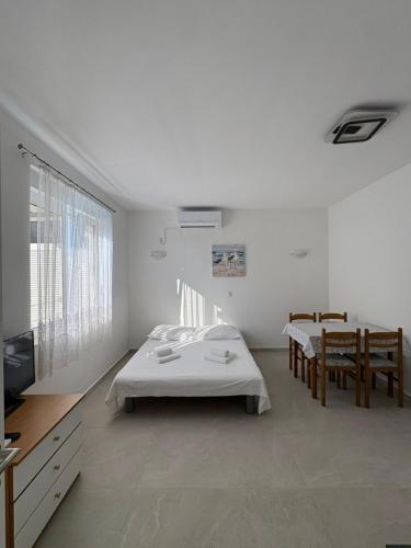 A1-apt w shared pool & balcony next to the beach