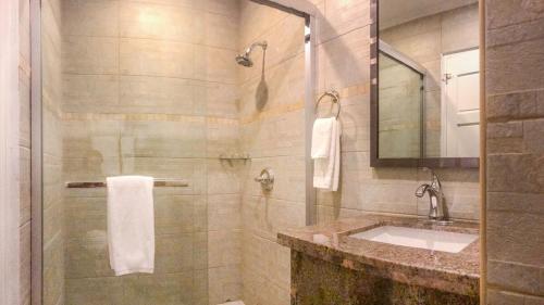 a bathroom with a sink and a shower at Only 350 yards from Eagle Beach! in Palm-Eagle Beach